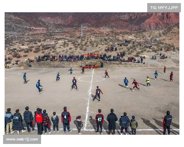 荒地上小学生自发组织足球赛,书包堆球门引路人围观